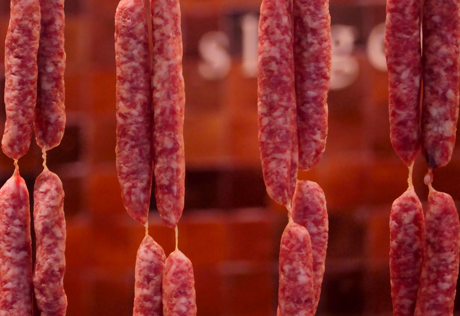 Saucissons maison suspendus à la Boucherie Poulin